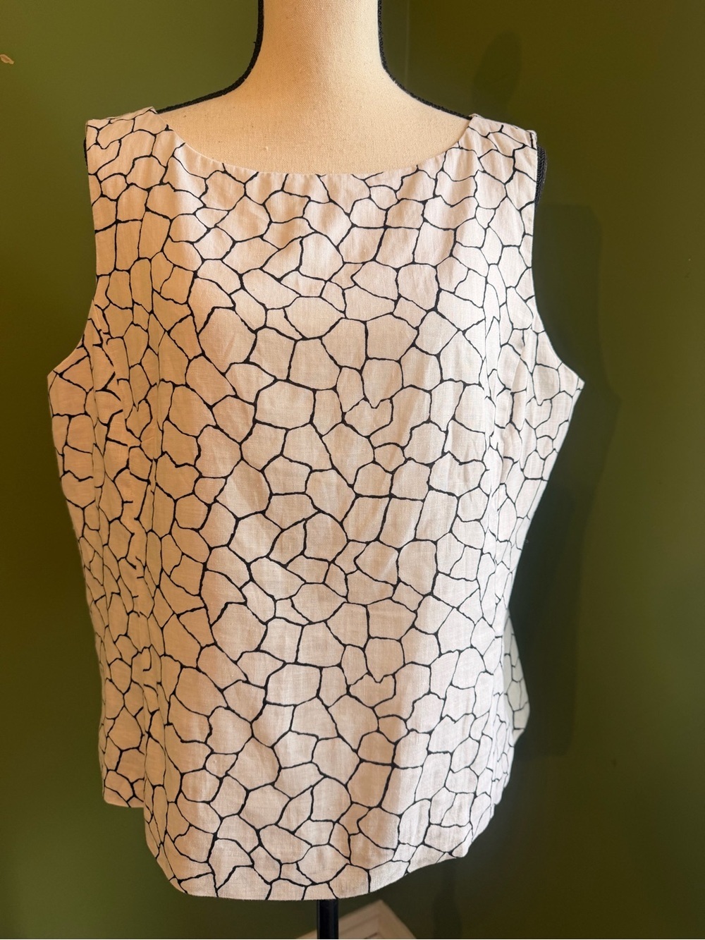 Liz Claiborne White Linen print Tank Top with Black Mosaic Crackle Print